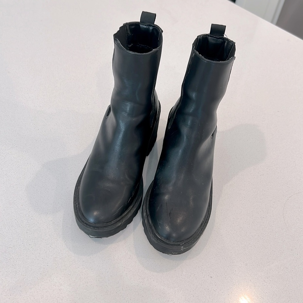 CHIC BOOTS 7.5 Perfect for FALL WEATHER